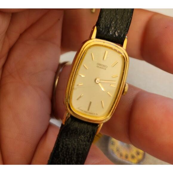 Lot 8 Vintage Jewelry Lot Ring Broochs Seiko Watch Turtle Aztec Charm - Picture 12 of 16